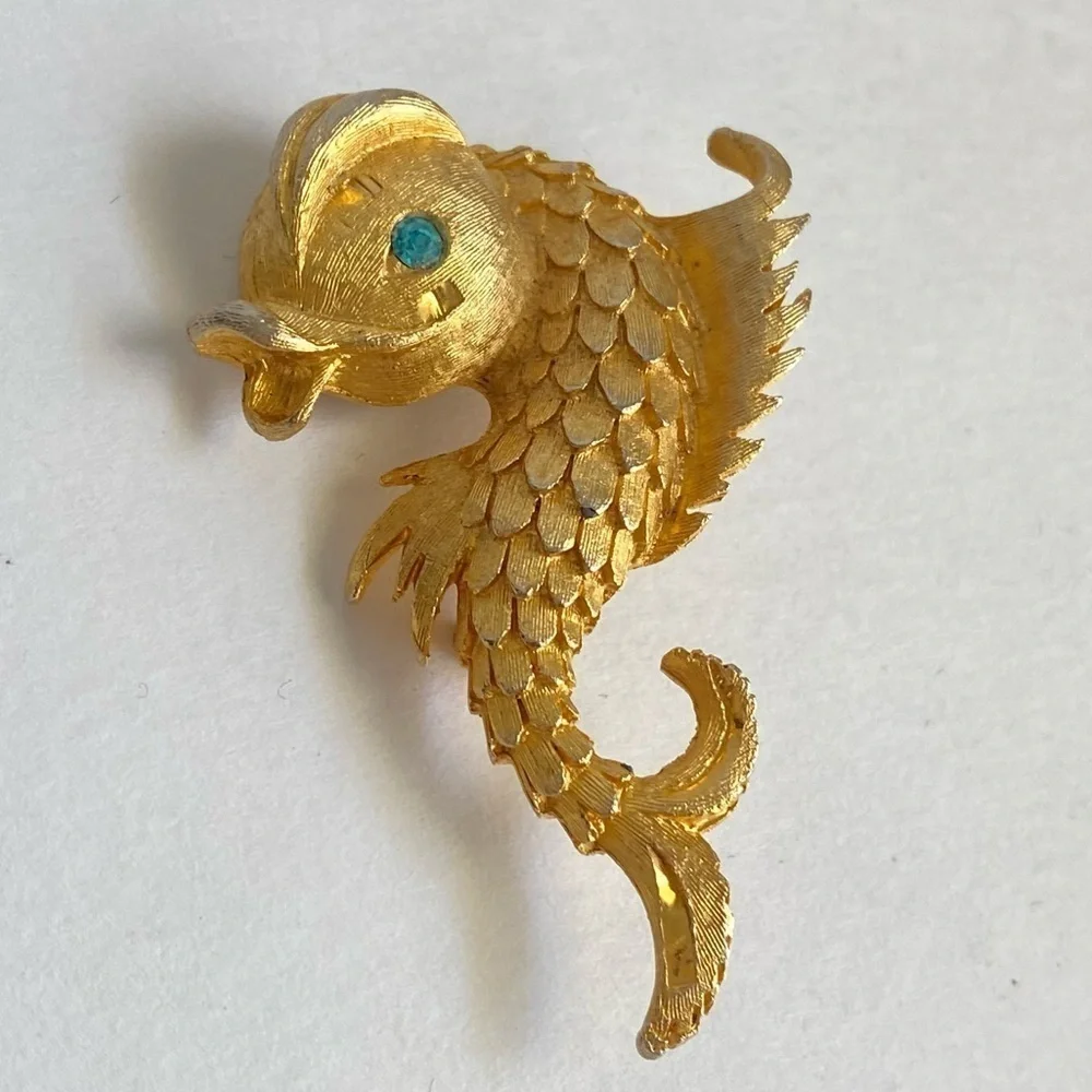 Vintage 50s Fish Brooch Mythological Sea Creature Seahorse Dolphin Gold Pin - Picture 3 of 8